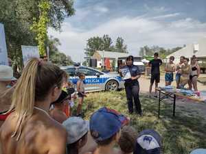 policjantka demonstruje plakat z informacjami nt konkursu Artystyczny Przewodnik