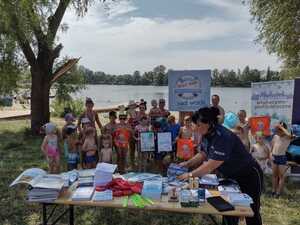 uczestnicy akcji podczas prelekcji wraz z policjantką