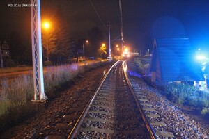 noc, pociąg jadący po torach