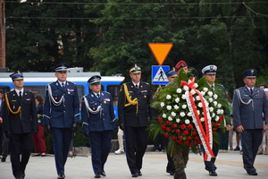 Komendanci składają wieniec pod Pomnikiem Nieznanego Żołnierza