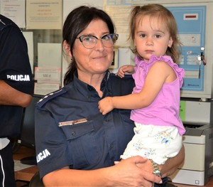 policjantka prewencji trzyma na rękach małą dziewczynkę
