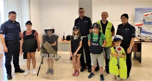 wspólne zdjęcie kilkorga uczestników spotkania z policjantami