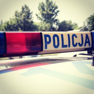 napis Policja na sygnałach świetlnych i dźwiękowych na dachu radiowozu