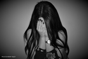 kobieta zakrywa twarz dłońmi - zdjęcie poglądowe