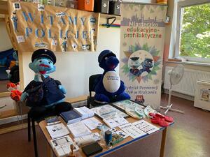 maskotki policyjne na stanowisku profilaktycznym podczas spotkania w przedszko