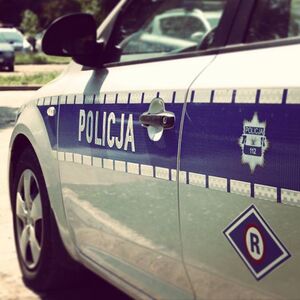 bok radiowozu z napisem policja