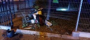 przewrócony na poboczu motocykl