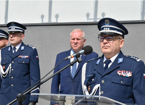 inspektor Rafał Leśniak podczas przemówienia z okazji ślubowania nowo przyjętych policjantów