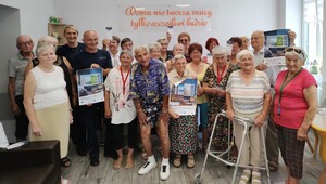 wspólne zdjęcie seniorów