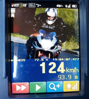 zdjęcie z wideorejestratora, motocyklista przekracza prędkość