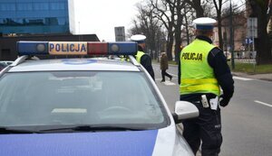 policjanci ruchu drogowego podczas działań przy przejściu dla pieszych