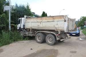 ciężarówka na poboczu