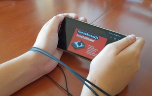 telefon komórkowy trzymany w dłoniach