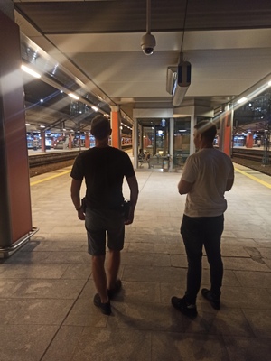 policjanci podczas patrolu na dworcu kolejowym