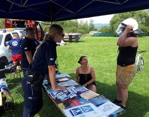 policjantka rozmawiająca z ludźmi