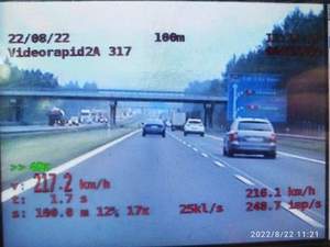 zdjęcie z wideorejestratora, samochód przekracza prędkośc