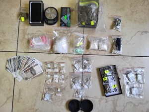 zabezpieczone narkotyki, pieniądze i waga