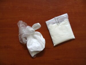 dwa woreczki z białym proszkiem