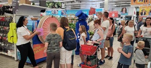 uczestnicy wydarzenia podczas gry koło zagadek z przedstawicielką Auchan