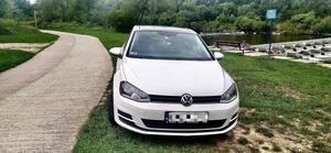 samochód osobowy zaparkowany obok ściezki pieszo rowerowej