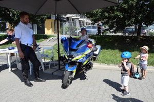 Chłopcy przy policyjnym motocyklu