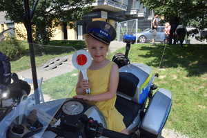 Dziewczynka na policyjnym motocyklu