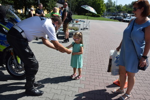 Policjant zakłada dziewczynce odblask