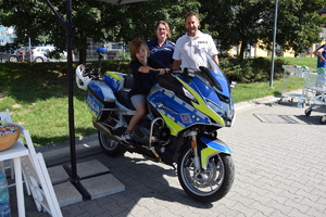 Policjantka, policjant i dziecko na motocyklu