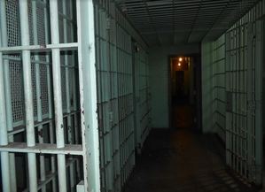 okratowane drzwi prowadzące do pomieszczeń osób zatrzymanych