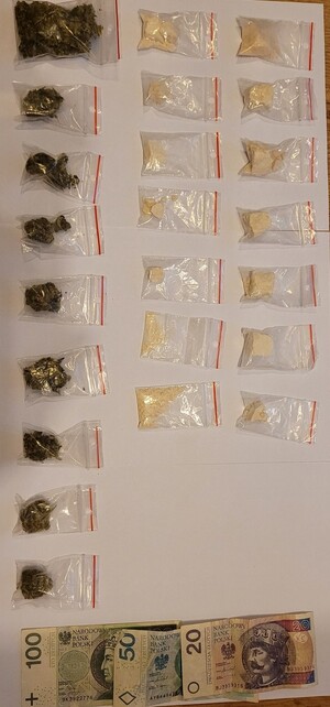 poukładane w kolumnach woreczki strunowe z zawartością marihuany oraz amfetaminy, a także pieniądze w banknocie 100 zł, 50 zł i 20 zł.