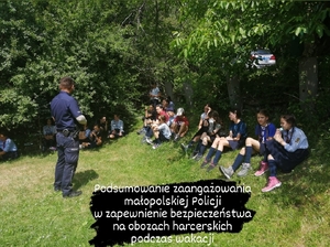 młodzież siedząca na łące