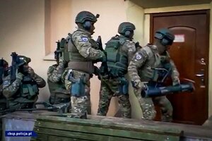 policjanci zamaskowani podczas siłowego wejścia do mieszkania