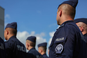 zdjęcie policjantów oddziału prewencji robione od dołu