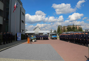 zdjęcie placu. Z lewej kadra dowódcza oraz goście z prawej dwóch rzędach policjanci oddziału prewencji