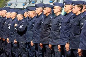 policjanci oddziału prewencji w szeregu