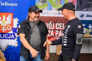 Policjanci oraz pracownicy cywilni KPP Wieliczka podczas biegu 24 godzinnego w Bochni 16