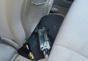 butelka wódki w samochodzie