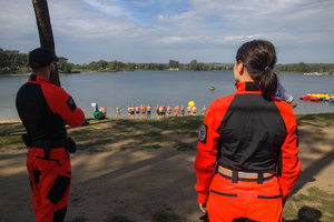 dwoje ratowników medycznych wpatruje się w jezioro