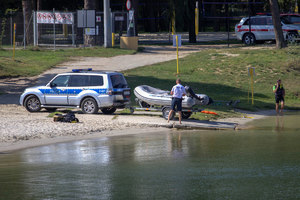 pojazd policjantów komisariatu wodnego z przyczepą i łódką