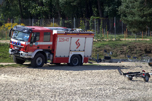 pojazd straży pożarnej na plaży