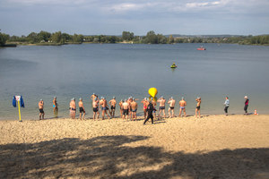 uczestnicy stojący na plaży tuż przed turniejem