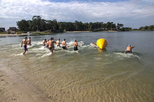 uczestnicy wbiegają do wody