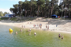 Zajęcie plaży i rozgrzewających się uczestników z drona