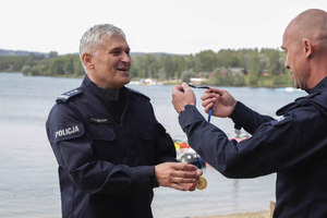 komendant Robert Leśniak otrzymuje medal od organizatora