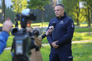 komendant udziela wywiadu do telewizji