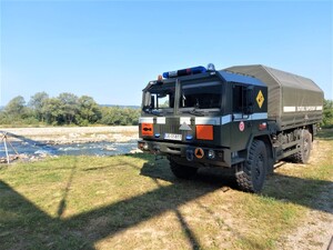 pojazd patrolu saperskiego w pobliżu miejsca znalezienia niewybuchu