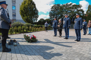 Delegacja, z komendantem wojewódzkim na czele, salutuje pod pomnikiem katyńskim