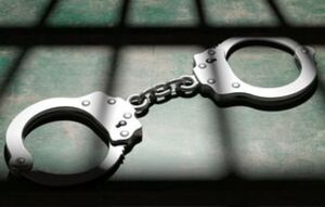 kajdanki leżące na stole