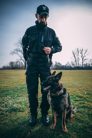 archiwalne zdjęcie - policjnat  z psem pozuje do zdjęcia