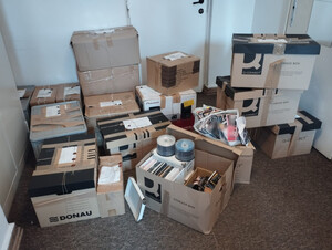 kilkanaście pudeł tekturowych z zabezpieczonym nielegalnym oprogramowaniem